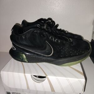 Nike LeBron (GS) Sz 5 Shoes